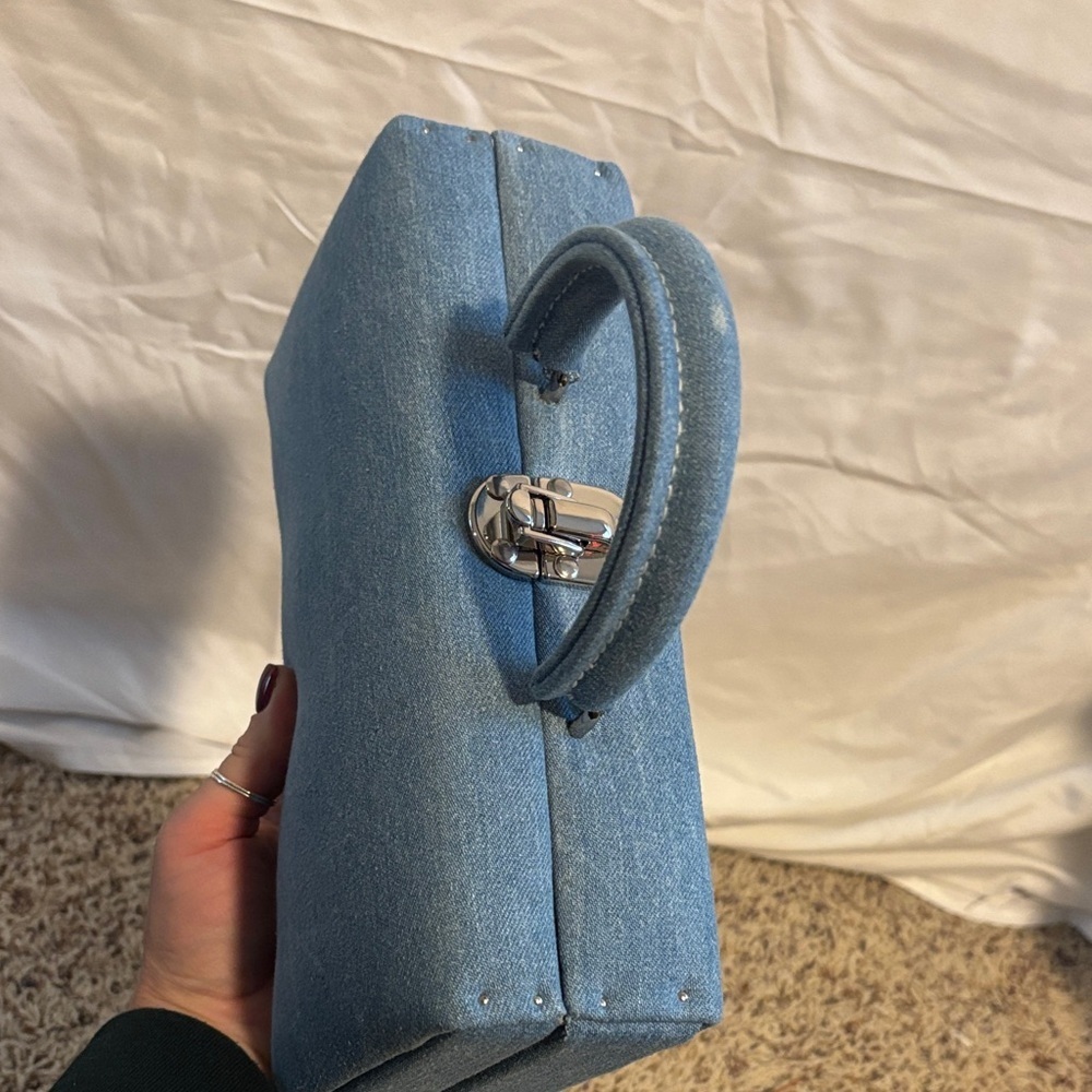Ozias Paris lip clutch as seen on Sabrina Carpenter. - Picture 8 of 14
